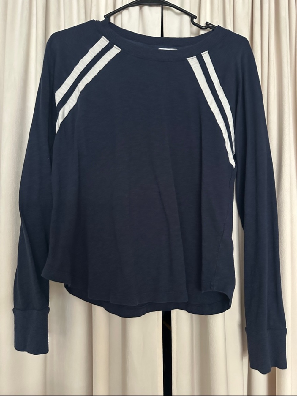 Evereve Navy Stripe Shoulder Long Sleeve Top Medium Raglan Athleisure Shirt